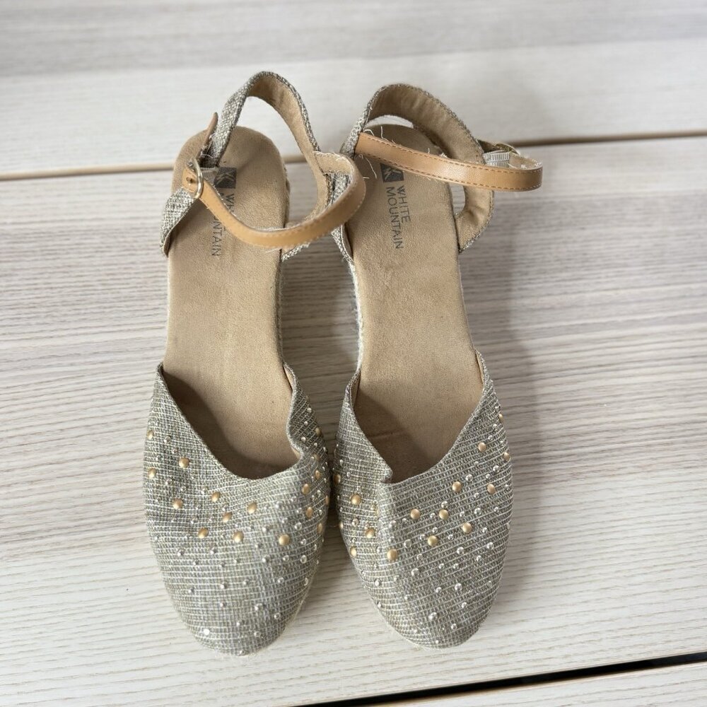 White Mountain 8M Light Green Sailboat Espadrille Wedge Gold Tone Embellished